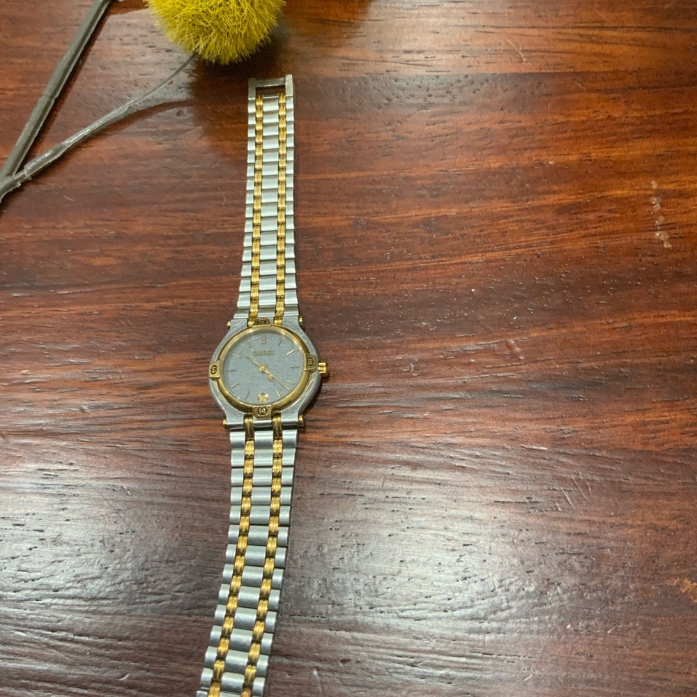Vintage Gucci women’s watch !Works great